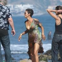 Halle Berry spends her 45th birthday on Malibu Beach photos | Picture 59768